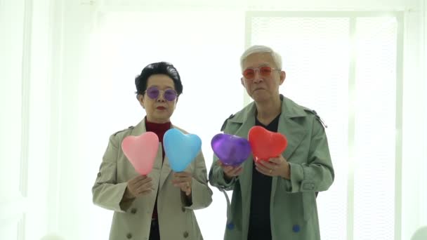 Asiático Anciano Mayor Pareja Lanzado Rojo Corazón Globo Dar Recibir — Vídeos de Stock