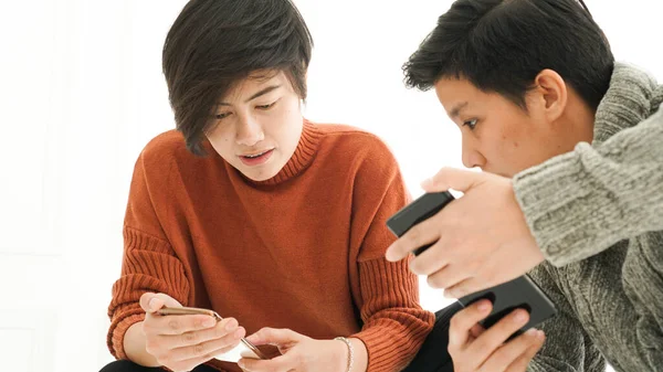 Sydostasiatiska Vänner Spelar Smart Telefon Togetehr Vinter Trasa — Stockfoto