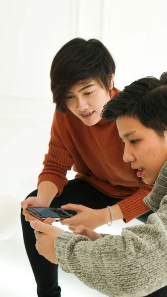 Südostasiatische Freunde Spielen Gemeinsam Smartphone Winterkleidung — Stockfoto