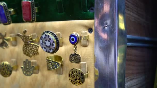 埃及风格的珠宝戒指在开罗可汗市场出售给游客 — 图库视频影像