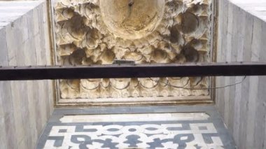 Mısır Camii El-Aşraf Barsbay Kubbesi ve İslami Kubbe giriş desenleri kapatın..