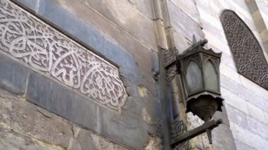 Mısır Kahire 'sinin dışındaki lamba, Sultan Al-Ashraf Barsbay' ın camii. İsalamik tasarım ögeleri.
