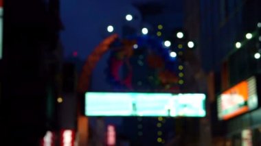 Tokyo Harajuku 'nun bulanık hareketi Japonya geceleri renkli sokak lambalarıyla meşgul.