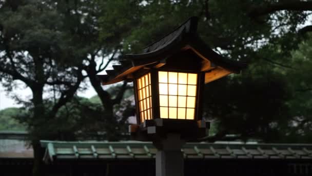 Japonský Klasický Styl Dřevěná Lampa Tyč Střechou Svatyně Osvětlené Cestě — Stock video