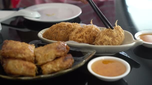 Palillos Comiendo Estilo Cantonés Hong Kong Dim Sum Tofu Frito — Vídeos de Stock