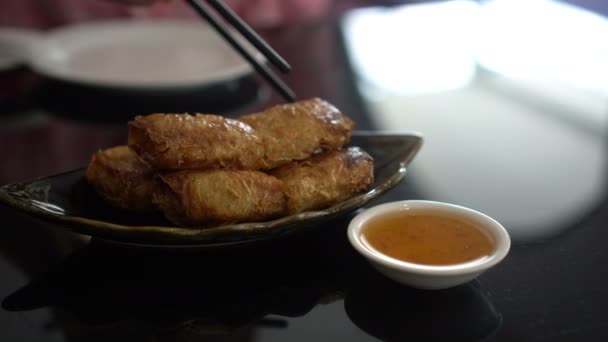 Palillos Comiendo Cantonés Estilo Hong Kong Yam Cha Tofu Frito — Vídeo de stock