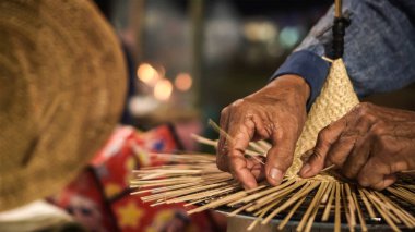 Geleneksel el işi bambu sepetini geleneksel Tayland sepetleri örüyor.