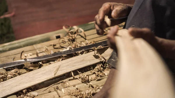 Yaşlı Adam Tayland Bıçak Kesme Şekillendirme Işi Yapıyor — Stok fotoğraf