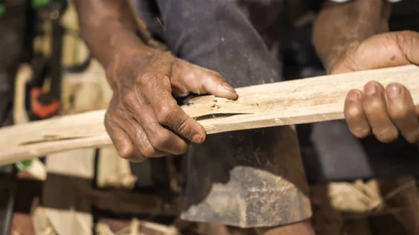 Uomo Anziano Mano Uso Coltello Taglio Forma Bambù Artigiano Lavoro — Foto Stock