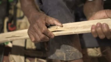 Yaşlı adam Tayland 'da bambu işçiliği yaparken bıçak kullanıyor.
