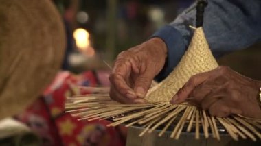 Geleneksel el işi bambu sepetini geleneksel Tayland sepetleri örüyor.