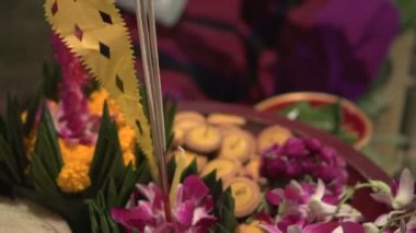 Kadın, Loi Krathong günü için muz iznine çıkmak için yüzen kratanga yapıyor.