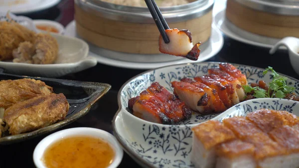 蜂蜜バーベキュー豚肉とシャキッとした香港広東料理を食べる箸 — ストック写真