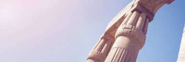 Luxor Mimari Sütununun Karnak Tapınağı gündüz güneşine yakın çekim ayrıntıları