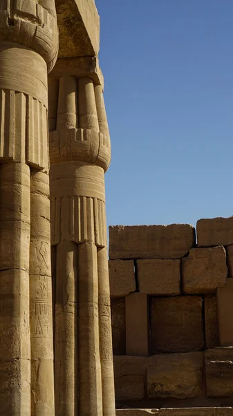 卢克索建筑柱的卡尔纳克神庙在日光下的特写 — 图库照片