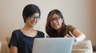 İki Asyalı kadın arkadaş salgın sonrası işi online platforma çevirmeye çalışıyor