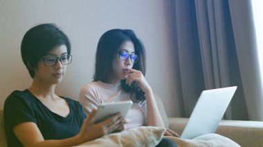 İki Asyalı kadın arkadaş salgın sonrası işi online platforma çevirmeye çalışıyor