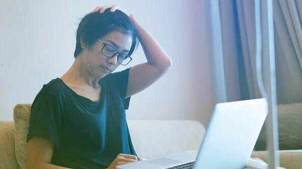 Asiatische Frau Brille Arbeitet Von Hause Stress Ausdruck Mit Laptop — Stockfoto