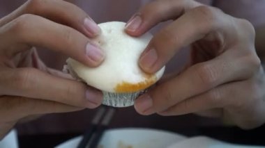 Tuzlu yumurta lav kreması Dim Sum boa çöreği Yemeden önce dökülüyor