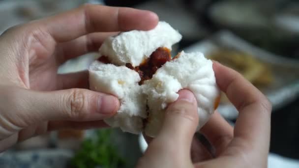 Hände Öffnen Chinesisches Schweinefleisch Bbq Bun Dim Sum Bun Vor — Stockvideo