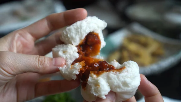 Yemeden Önce Ellerini Sıcak Çin Usulü Bbq Bun Dim Sum — Stok fotoğraf