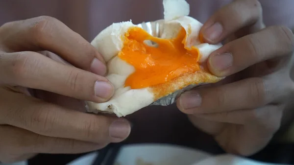 Sıcak Tuzlu Yumurta Lav Kreması Dim Sum Boa Çöreği Yemeden — Stok fotoğraf