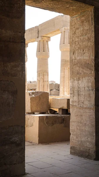Στήλες Στο Ναό Karnak Υπόλοιπο Χρώμα Ένδειξη Χρώμα Στην Οροφή — Φωτογραφία Αρχείου