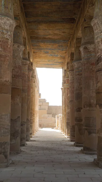 Στήλες Στο Ναό Karnak Υπόλοιπο Χρώμα Ένδειξη Χρώμα Στην Οροφή — Φωτογραφία Αρχείου