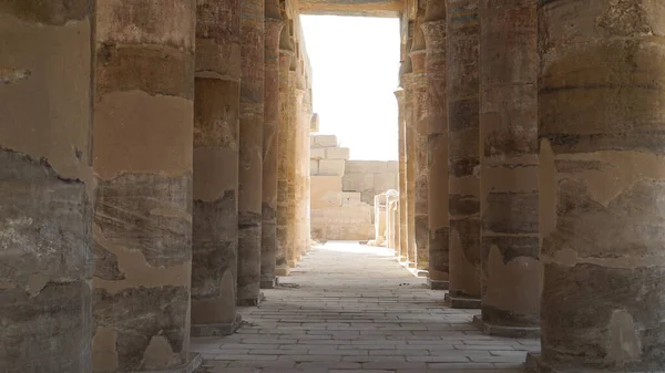 Στήλες Στο Ναό Karnak Υπόλοιπο Χρώμα Ένδειξη Χρώμα Στην Οροφή — Φωτογραφία Αρχείου