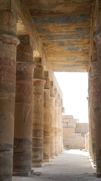 Sloupce Chrámu Karnak Zbytkem Nápovědy Barvy Stropě Luxor Egypt — Stock fotografie