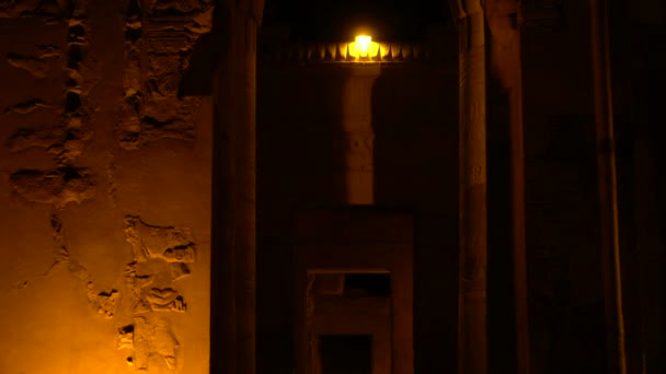 Colonnes d'entrée Temple de Kom Ombo le long du Nil à Assouan Egypte Falcon Haroeris et Crocodile dieu Sobek hiéroglyphique