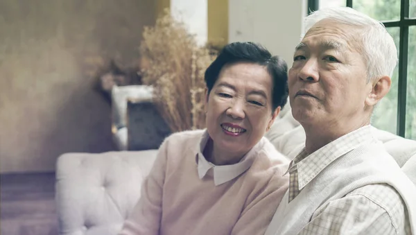 Gazdag Ázsiai Idősebb Pár Otthon Marad Zárlatig Együtt Egy Család — Stock Fotó