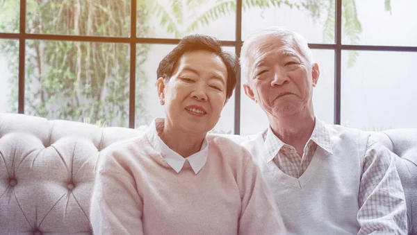Reiches Asiatisches Älteres Seniorenpaar Bleibt Hause Mit Seiner Familie Wohlbefinden — Stockfoto