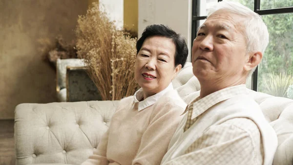 Bohatý Asijský Starší Starší Pár Zůstat Doma Pro Uzamčení Spolu — Stock fotografie