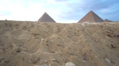 Güneş batarken kum tepeciği manzaralı Giza Mısır Piramitleri 'nden yukarı çık