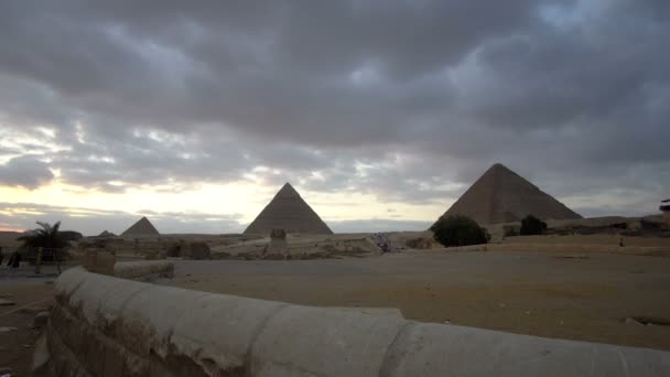 Grandes Pirâmides Gizé Longe Vista Entrada Com Esfinge — Vídeo de Stock