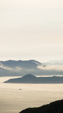 Hong Kong okyanusu, günbatımı, dağ cenneti arka plan, denizcilik gemisi kargo gemisi sanayii.