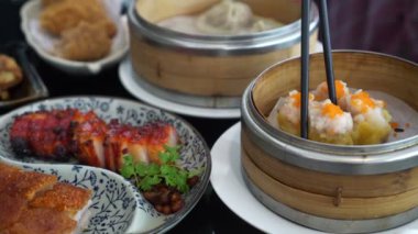 Çin Dim Sum 'u yemek. Çıtır ve bbq pork xiaolongbao ve shumai.