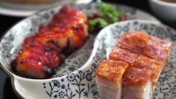 中国の薄暗い合計フルテーブルの食事クリスピーとBbq豚肉XiaolongbaoとShumai — ストック動画