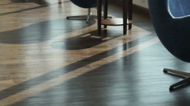 Çalışma alanı rahat ve ferah odasının büyük cam penceresinden geçen güneş ışığı