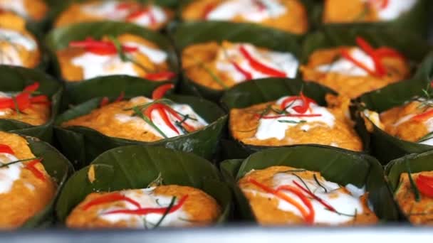 Thai Tenger Gyümölcsei Párolt Vörös Curry Banánlevél Konténerben Catering Tálca — Stock videók