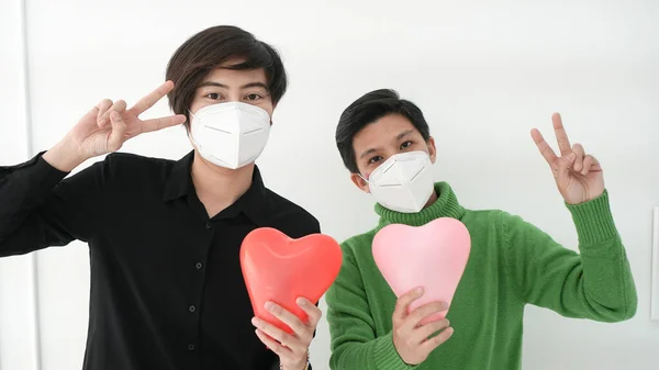 Kalp Destekli Maske Takan Insanları Covid Salgını Oluşturmaya Teşvik Eden — Stok fotoğraf