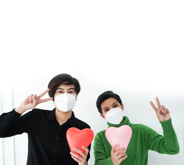 Dos Amigas Asiáticas Usando Máscara Con Apoyo Globos Cardíacos Animando — Foto de Stock