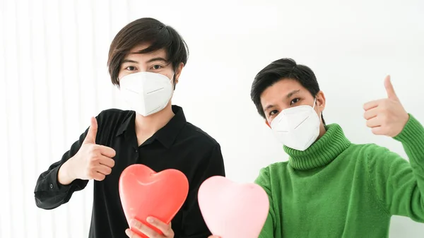 Zwei Asiatische Freundinnen Tragen Maske Mit Herz Luftballon Unterstützung Und — Stockfoto