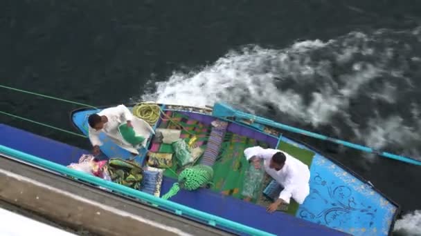 エジプト22 12月2019ナイル川沿いの観光クルーズ船に取り付けられた小さなボートが工芸品を販売しています — ストック動画