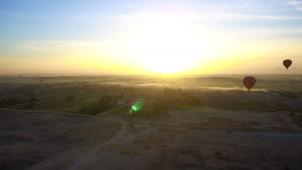 Движение Воздушного Видео Верхом Воздушном Шаре Над Долиной Египта Луксор — стоковое видео