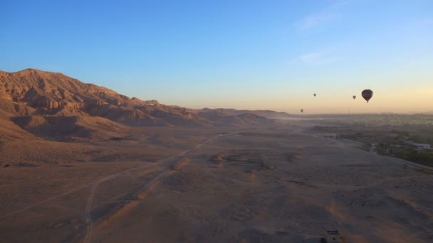 Движение Воздушного Видео Верхом Воздушном Шаре Над Долиной Египта Луксор — стоковое видео