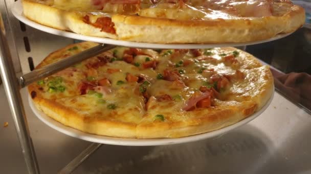 可旋转比萨水平分层展示新鲜烘焙意大利比萨 — 图库视频影像