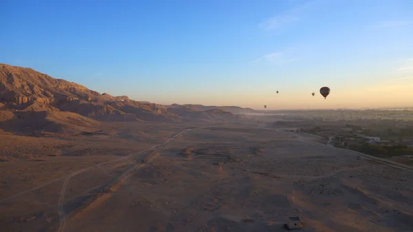 王の谷の上に熱気球に乗ってルクソールエジプトのパノラマビュー日の出空撮ビデオ運動 — ストック写真