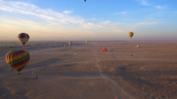 Flygfoto Video Rörelse Ridning Varmluft Ballong Över Luxor Egypten Dal — Stockfoto